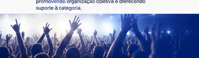 Público em show com mãos levantadas